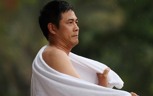 HLV Hữu Thắng choàng khăn vì sợ lạnh, sao U20 Việt Nam viện trợ cho đội U18