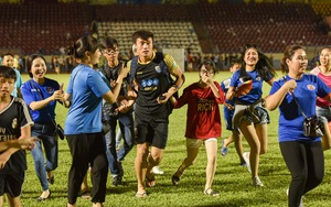 Bùi Tiến Dũng chạy trốn CĐV ở Cẩm Phả, mẹ Quang Hải vượt hàng trăm cây số gặp con trong vài phút