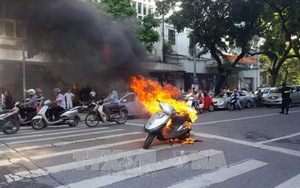 Hiện trường xe Attila cháy đùng đùng tại trung tâm Hà Nội