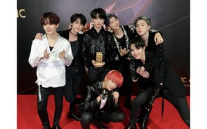 Phản ứng 'bá đạo' của BTS khi nhóm nhạc nữ MOMOLAND nhảy múa ngay trước mặt!