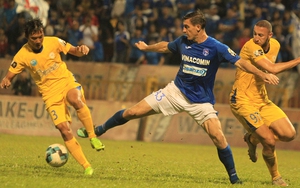 VIDEO: Toure nhận thẻ đỏ vì đạp thẳng bụng Mạc Hồng Quân