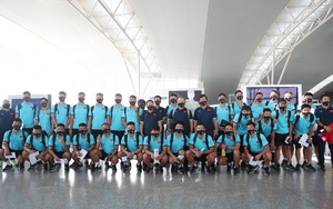 Tuyển Việt Nam lên đường với lời chúc chiến thắng