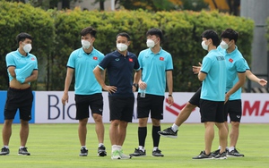 Nhật ký AFF Cup 5/12: Vé 'chợ đen' Việt Nam đấu Lào giá 3 triệu đồng