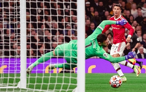 Ronaldo tỏa sáng, MU lại lo