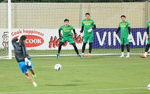 HLV Park Hang Seo gây áp lực với Tấn Trường