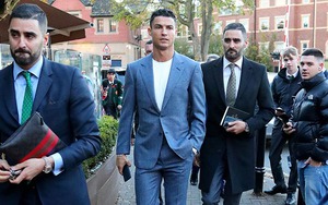 Cặp song sinh làm vệ sĩ cho Ronaldo