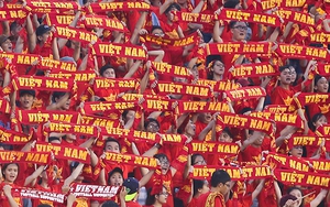 Người quan sát: Tựa lưng vào khán đài