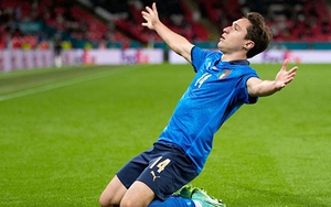 Tuyển Ý chật vật vào tứ kết: Tấm vé mang từ ghế dự bị