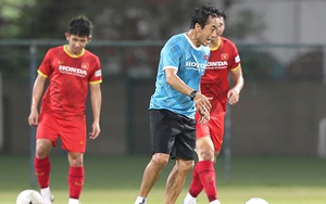 Việt Nam vs UAE: Trợ lý Lee Young Jin bước ra ánh sáng