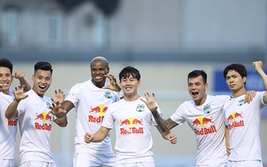 HLV Kiatisuk: 'Còn quá sớm để nói đến chức vô địch'