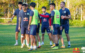 Trái bóng V-League lại lăn...