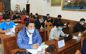 Bóng đá thời 'chạy dịch'