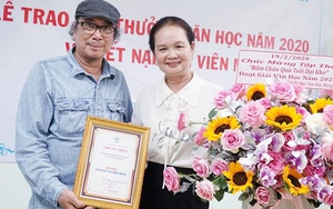 'Bấm chân qua tuổi dại khờ': Thơ đang cần loại nến 'tự thắp'