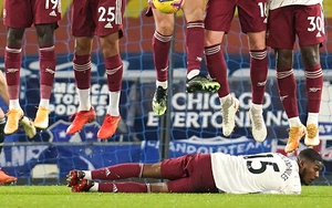 Sút phạt kiểu Ronaldinho: Làm thế nào để ngăn cản?