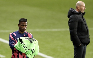 Real Madrid: Trải thuốc súng dưới chân Zidane