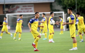 Vui buồn chuyện hoãn AFF Cup