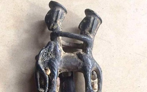 Kể chuyện lịch sử từ trong lòng đất (kỳ 7): Bất ngờ với tượng 2 người nam cưỡi voi trên cán dao găm