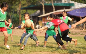 Bóng bầu dục cho cô bé khuyết tật