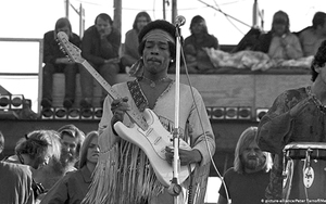 Huyền thoại Jimi Hendrix: Chỉ cần 4 năm để thay đổi lịch sử guitar