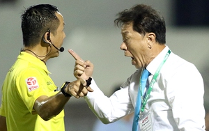 Ghế HLV có mấy chân?