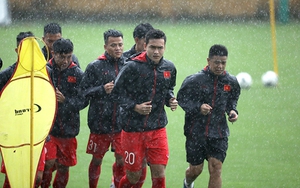 U22 Việt Nam đội mưa tập luyện