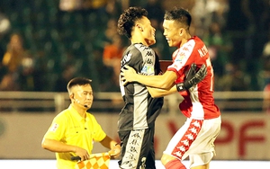 Bùi Tiến Dũng tự đứng dậy nơi vấp ngã