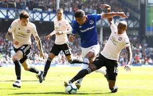 Muốn vô địch mùa sau, MU phải cách mạng hàng thủ