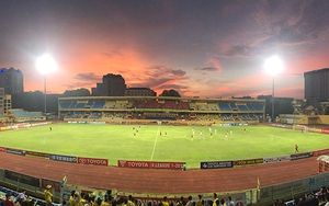 Sân Hàng Đẫy 'giằng xé' giữa 2 lằn ranh