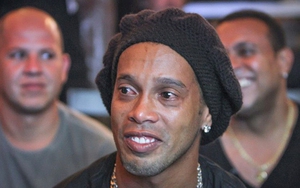 Ronaldinho vỡ nợ, chỉ còn 6 euro trong tài khoản