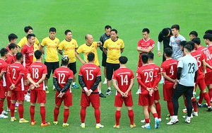 Qua khe cửa sân bóng…