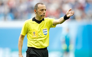 Trọng tài Cuneyt Cakir bắt chính là điềm lành cho Liverpool?