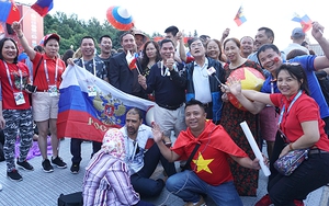 Cổ động viên Việt Nam khuấy đảo Fanzone