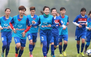 Ai tặng hoa cho nữ cầu thủ?