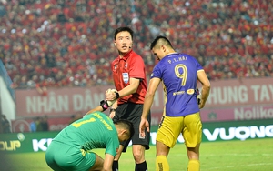 Trọng tài V-League: Khi 'Bụt... chùa người thiêng'