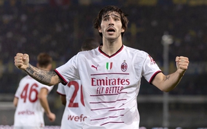 Milan thắng nhọc Verona: Gồng mình bám đuổi Napoli