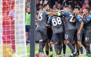 Ngày Napoli dạy Ajax chơi bóng