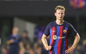 Điều gì đằng sau khoản lương trả chậm của De Jong?