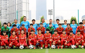 Phận má hồng trót 'say' bóng đá