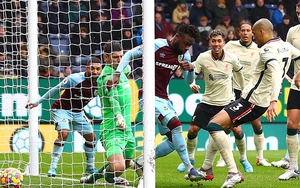 Ngoại hạng Anh vòng 25: Liverpool thắng nhọc, Tottenham lại thua