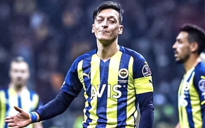 Mesut Ozil đang đi vào vết xe đổ ở Arsenal