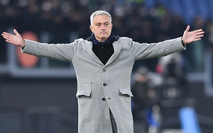 Vitesse vs Roma: Mourinho và chiếc xe bus kiểu Ý
