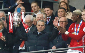 M.U lục tung Old Trafford để tìm... cúp Liên đoàn