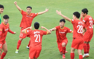 Tuyển Việt Nam vừa tập vừa ngóng thầy Park