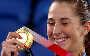 Tennis: Belinda Bencic tri ân Federer và Hingis