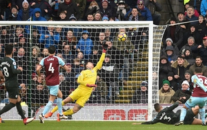 Ederson là Koeman trong khung gỗ của Man City