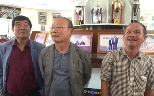 Ông Park tập làm quen với… phở Việt