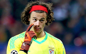 Mile Svilar, 'người hùng' của... M.U: Tài năng, đẹp trai như hotboy, bố là thủ môn huyền thoại