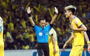 Thuê trọng tài ngoại, xây nhà từ nóc