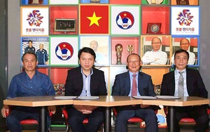 Bình luận: Qua ruộng dưa chớ sửa dép