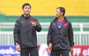 HLV Hữu Thắng nở nụ cười